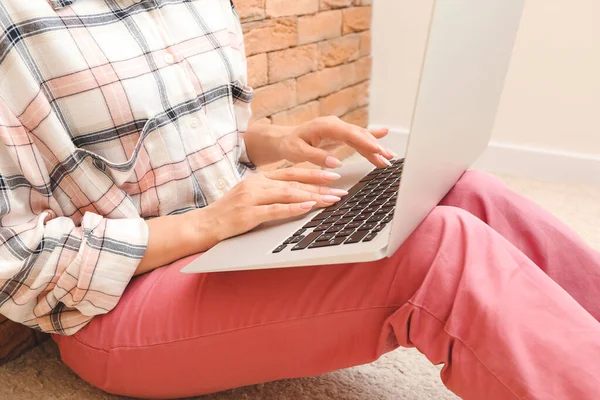 Young woman working on laptop at home — Stock Photo, Image