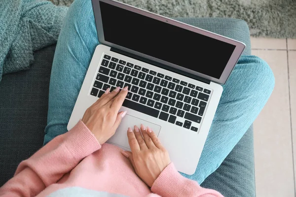 Jovem mulher trabalhando no laptop em casa — Fotografia de Stock