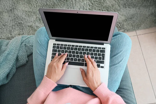 Jovem mulher trabalhando no laptop em casa — Fotografia de Stock