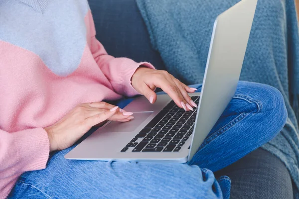 Jovem mulher trabalhando no laptop em casa — Fotografia de Stock