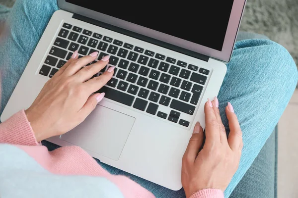 Tânără femeie care lucrează pe laptop acasă, closeup — Fotografie, imagine de stoc