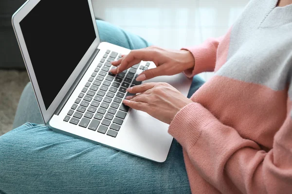 Giovane donna che lavora sul computer portatile a casa — Foto Stock