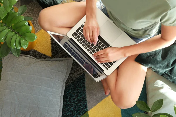 Młoda kobieta pracująca na laptopie w domu — Zdjęcie stockowe