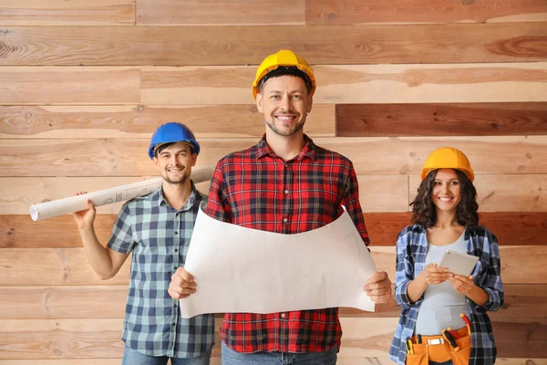 Retrato del arquitecto masculino y su equipo sobre fondo de madera —  Fotos de Stock