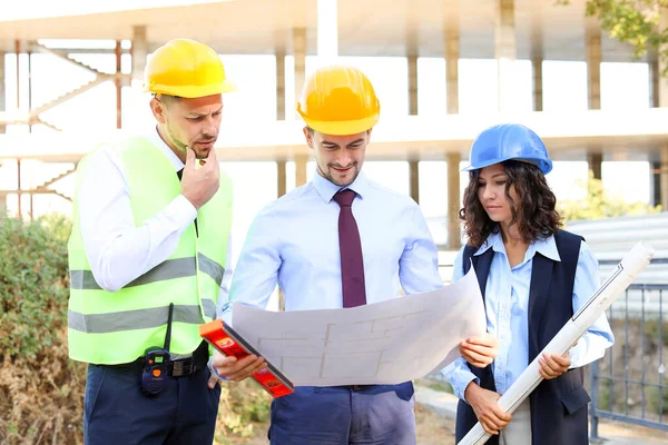 Arquitectos discutiendo proyecto de construcción al aire libre —  Fotos de Stock