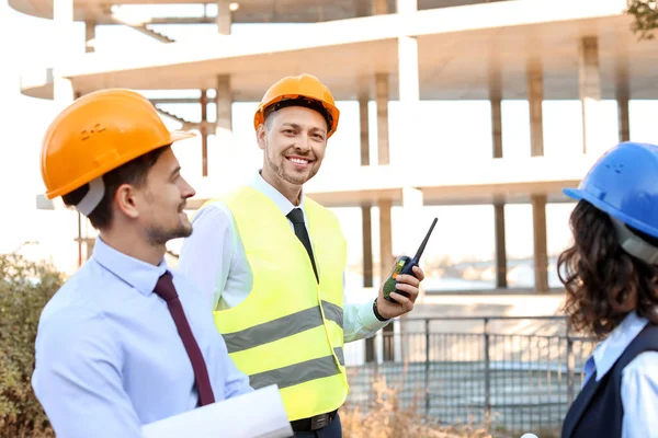 Arquitectos discutiendo proyecto de construcción al aire libre —  Fotos de Stock