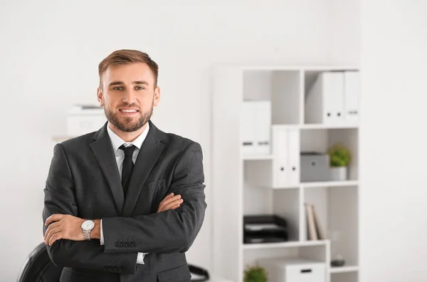 Retrato de un hombre de negocios guapo en el cargo — Foto de Stock