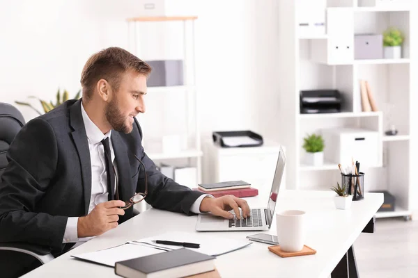 Retrato del hombre de negocios guapo que trabaja en la oficina —  Fotos de Stock