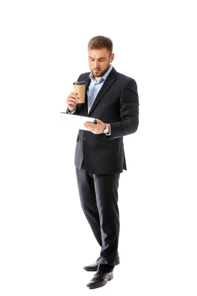 Ritratto di bell'uomo d'affari con caffè e tablet su sfondo bianco — Foto Stock