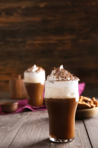 Glas smakelijke frappe koffie op houten tafel — Stockfoto