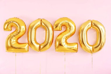 Renk arkaplanındaki balonlardan yapılmış 2020 şekli