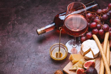 Renkli aperatifli bir bardak ve bir şişe lezzetli şarap