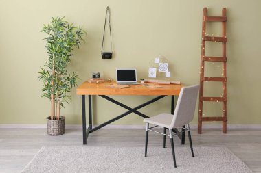 Laptop ve kartonla rahat bir iş yeri.