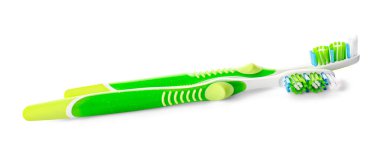 Beyaz arkaplanda diş fırçaları