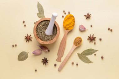 Hafif arka planda farklı baharatlara sahip havan topu