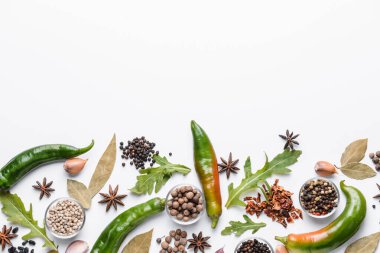 Beyaz arkaplanda farklı baharatlar