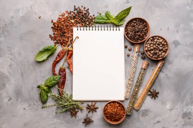 Grunge arka planında farklı baharatlar olan boş defter