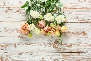 Beyaz ahşap zemin üzerinde güzel eustoma çiçek