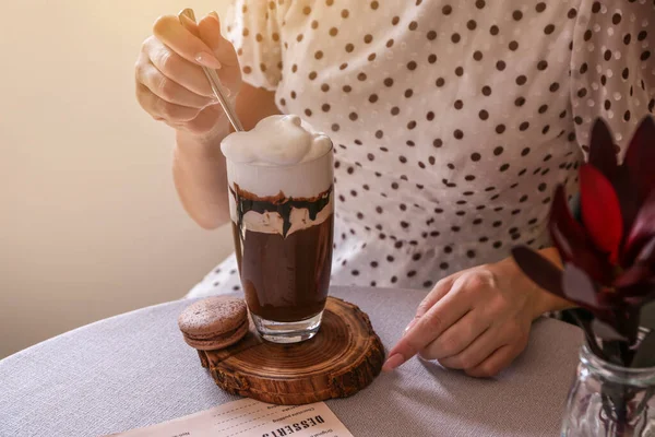 Frau trinkt leckeren Frappé-Kaffee im Café — Stockfoto