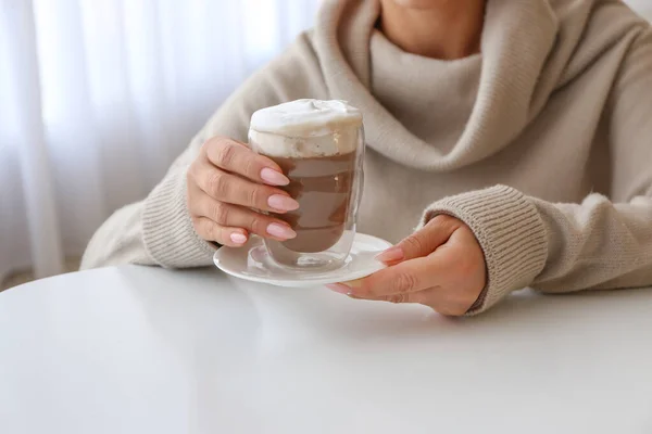 Γυναίκα πίνοντας νόστιμο φραπέ καφέ στο καφέ — Φωτογραφία Αρχείου