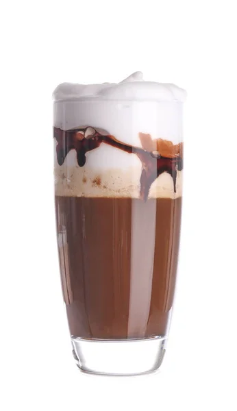 Стакан вкусного кофе фраппе на белом фоне — стоковое фото