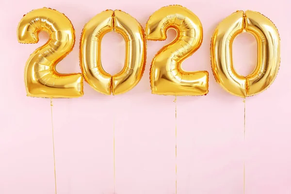 Figur 2020 gjord av ballonger på färg bakgrund — Stockfoto