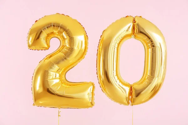 Figura 20 feita de balões sobre fundo de cor — Fotografia de Stock