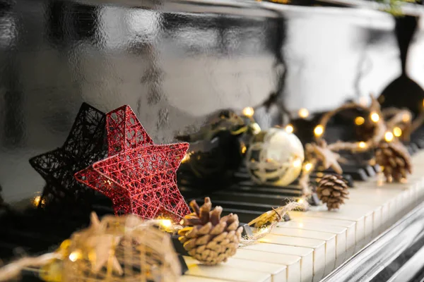 Teclado piano com decoração de Natal, close-up — Fotografia de Stock