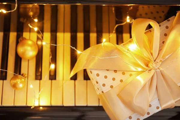 Teclado piano com presente de Natal e decoração, close-up — Fotografia de Stock
