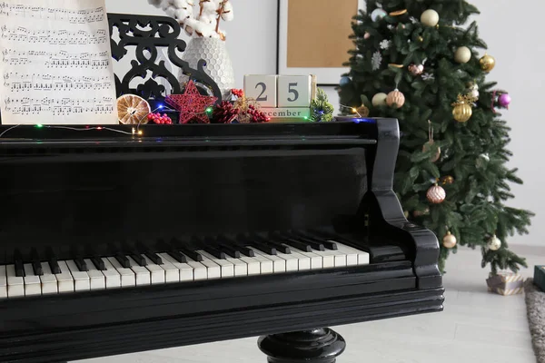 Pianoforte a coda in camera decorato per Natale — Foto Stock