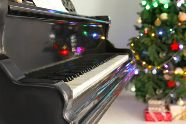 Gran piano en habitación decorada para Navidad, primer plano —  Fotos de Stock