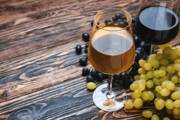 Copos de vinho diferente na mesa de madeira — Fotografia de Stock