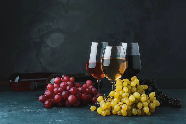 Бокалы из разных вин на тёмном фоне — стоковое фото