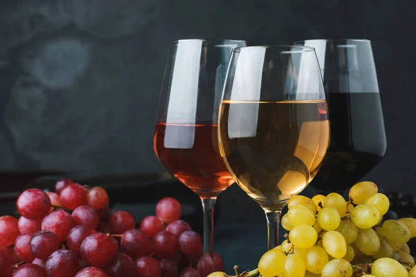 Bicchieri di vino diverso su sfondo scuro, primo piano — Foto Stock