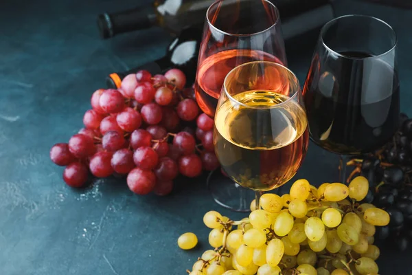 Copos de vinho diferente em fundo de cor — Fotografia de Stock