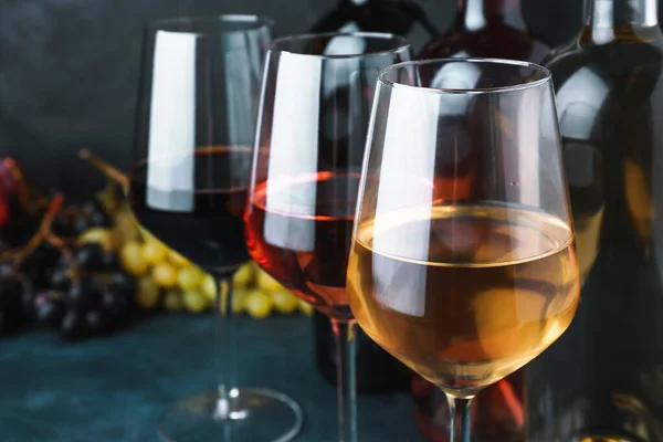 Glasses of different wine on dark background, closeup — Stock Photo, Image