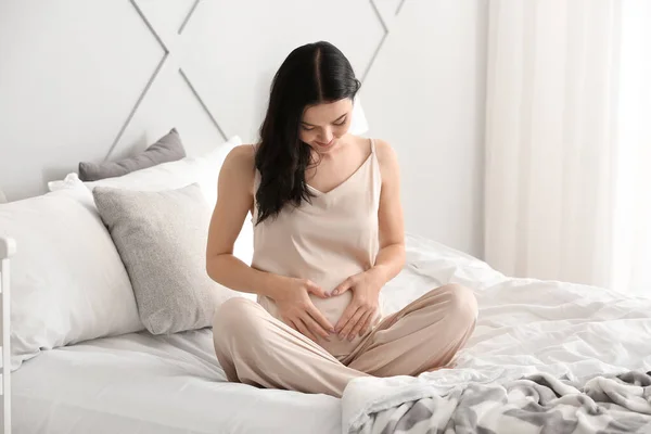 बेडरूममध्ये सुंदर तरुण गर्भवती महिला — स्टॉक फोटो, इमेज
