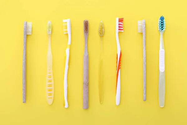 Cepillos de dientes diferentes sobre fondo de color — Foto de Stock