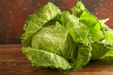 Taze savoy lahana ahşap tablo