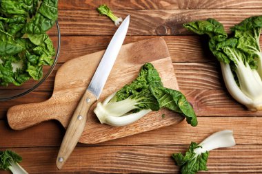 Tahta kesme tahtası ve bıçaklı taze paketli lahana.