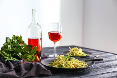 Karanlık masada şaraplı lezzetli makarna.