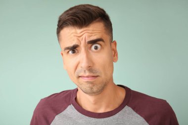 Renkli arka planda şaşırtıcı bir genç adam.