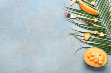 Renkli arkaplanda tatlı karpuz ve palmiye yaprağı