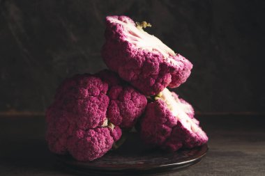 Esmer arka planda lezzetli taze karnabahar lahanası