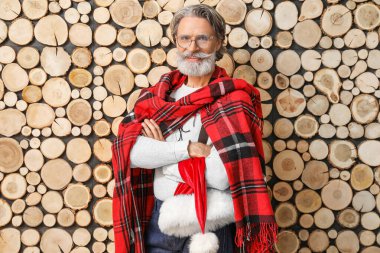 Ahşap arka planda şık Noel Baba portresi