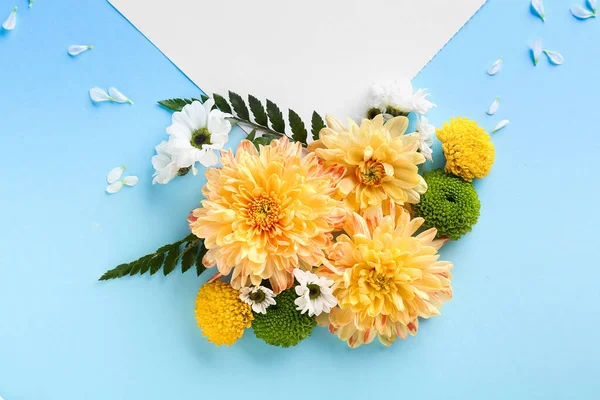 SammansÃ ¤ttning med vackra blommor och pappersark pÃ ¥fÃ ¤rg bakgrund — Stockfoto
