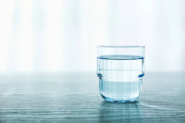 İçerideki masada bir bardak temiz su. — Stok fotoğraf