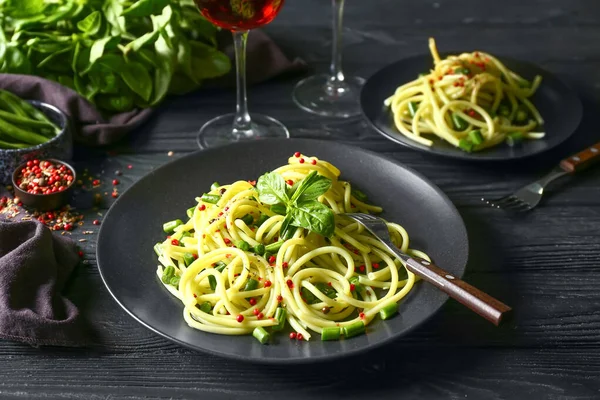 Placa con pasta sabrosa sobre mesa oscura — Foto de Stock