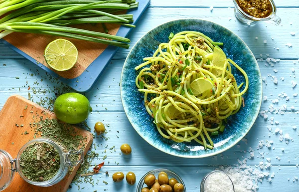 Placa con pasta sabrosa sobre mesa de madera — Foto de Stock