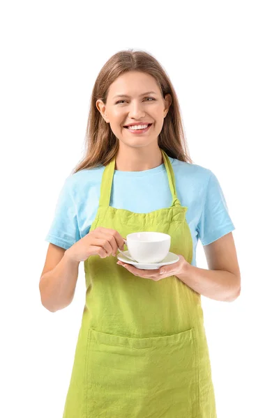 Önlüklü güzel bir kadın ve beyaz arka planda bir fincan kahveyle — Stok fotoğraf